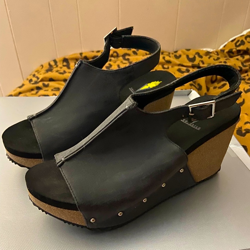 Black and brown wedges